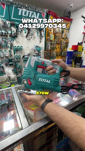 🪚 SIERRA CALADORA ELECTRICA PROFESIONAL 800W 🚀 1️⃣ Potencia y Eficiencia: Motor de alto rendimiento con potencias de hasta 800W, diseñado para trabajar en voltajes de 110-120V con total estabilidad. 2️⃣ Velocidad Variable: Dial de control que permite ajustar la velocidad entre 800 y 3000 rpm, adaptándose a la dureza de cada material para cortes más precisos. 3️⃣ Capacidad de Corte Superior: Logra profundidades de hasta 65 mm en madera y 8 mm en acero, ideal para carpintería, herrería y proyect