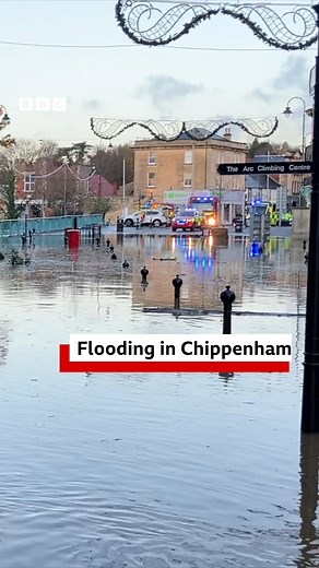 There's been severe flooding in Chippenham after #StormBert. Corsham Police say the town centre & Bridge centre roundabout aren't passable after the river Avon bursting its banks. Many of the surrounding roads are also affected, including Sutton Benger ➡️ Christian Malford which is "flooded and blocked by abandoned vehicles". | BBC Wiltshire