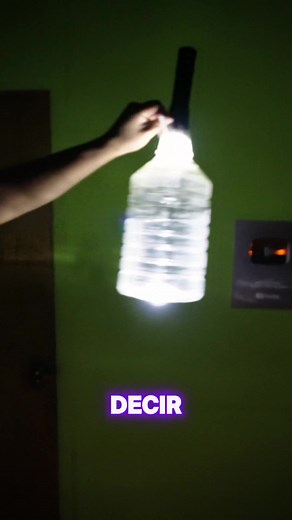 Cómo hacer una lámpara casera con una botella de agua