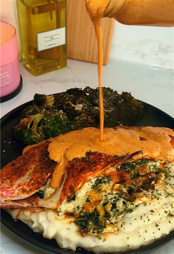 Crab stuffed red snapper gone lay me down everytime😮‍💨 #foodtok #cookingtok #homecooking #foodie #dinnerideas