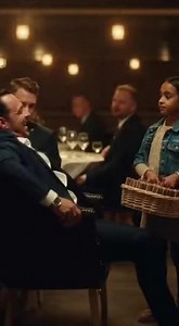 „Dacă îmi vinzi ciocolatele alea în germană, îți dau 100.000 de lei”, a zis râzând cel mai influent afacerist de la masă. În seara aceea, cel mai fițos restaurant din oraș era plin de politicieni, oameni de afaceri și ziariști. Era cina dinaintea unei înțelegeri de milioane cu un investitor german, iar toți îl urmăreau pe bărbatul care se bucura de moment cu aroganța lui obișnuită. Ricardo, afaceristul român, vorbea tare, cu un ton de superioritate, încercând să-și impresioneze invitatul europea