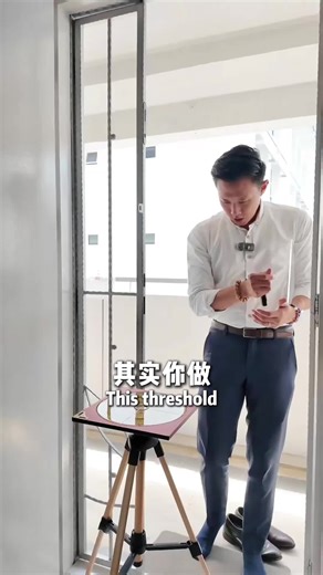 新加坡HDB大门有坎，是好是坏？ 💡你有没有发现有些HDB大门都有一个“坎”？ 很多人以为只是设计，其实和风水有关。 到底是好还是坏？很多人都搞错了！ Is the threshold at the entrance of HDB homes good or bad? 💡Have you noticed that some HDB units have a small “step” or threshold at the main door? Many people think it’s just part of the design, but it’s actually related to Feng Shui. So is it a good thing or a bad thing? Turns out, many people have been getting it wrong.