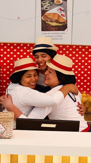 ¡Postula a Beso Frances y llévate una experiencia llena de romances! 😍💋🇫🇷 Encuentra el código QR en todas nuestras tiendas o ingresa al link que aparece en el primer comentario. ❤️ #BesoFrances #Amor #miprimertrabajo #Chamba #OportunidadLaboral