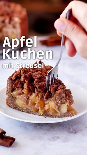 Sarah | vegan gesund leben on Instagram: "Apfel-Streusel-Kuchen 🍁❤️ - vegan, mit Datteln gesüßt und mit Vollkornmehl. 🤤🥳 👉Zutaten für 18er Springform: Boden & Streusel: -225g Vollkornmehl (Dinkel/Weizen) -150g Hasel-Nussmus (oder anderes deiner Wahl) -80g Datteln + 80g Wasser gemixt zu einer Paste (160g) -1 Prise Salz Füllung: -750g Back-Äpfel, z.B. Braeburn, Boskoop (ca. 4 Äpfel) -80g Datteln + 80g Wasser gemixt zu einer Paste (160g) -20g Speisestärke -1TL Zimt, gehäuft -Wer mag: 1 Handvoll