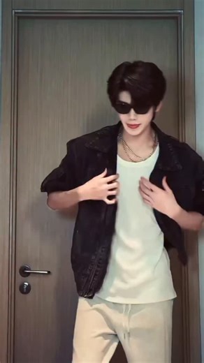 Xiao Yin小殷🪼 on Instagram: "🖤🪼🫧. #dancer #douyinchina #boys #fypforyou #douyin抖音"