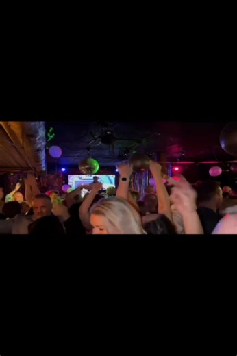 🎉 VI SKRUER TIDEN TILBAGE – TIL DE VILDE 90’ERE! 🎶 📅 Fredag d. 10. oktober 2025 kl. 20.00 📍 Café Frederiksberg 🪩 DJ’s, karaoke, popquiz, 90’er-hits, konkurrencer & happy hour! 👕 VIND præmie for bedste 90’er-udklædning! 👉 Se videoen fra sidste års fest – billetlink i kommentarfeltet! | Cafe Frederiksberg - Livemusik