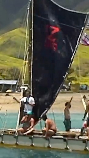 Israel really had the magic touch with covering other people’s songs (cough, cough, Over the Rainbow) “Wind Beneath My Wings” has been a fan favorite since it was released in 1995 on his E Ala Ē album. #israelkamakawiwoole #iz #ukulele #hawaii #hawaiian #hawaiianmusic #coversong #music #memorial #windbeneathmywings | Israel "IZ" Kamakawiwoʻole