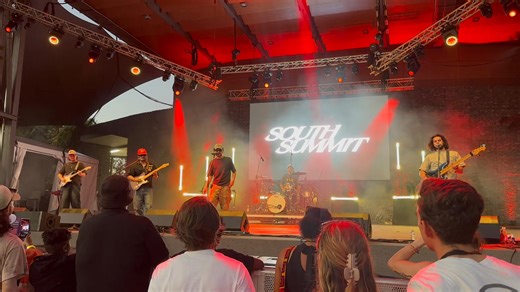 South Summit have taken the 2025 Dream Aloud Festival 😍 Make sure to come down to Munro Martin, here until 10PM! Qld Music Trails | Bumma Bippera 987fm