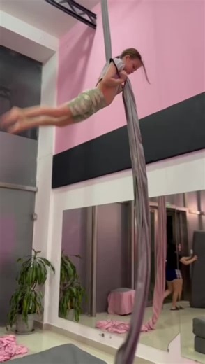 #aerial #aerialarts #aerialist #aerialbeauty #aerialsilks #aeriallove #aerialfitness #aerialss #aerialnation #aerialacrobatics #aerialphotos #circo #circodusoleil #circus #circ #circuslife #acro #acrobaciaentela #acrobatics #acrotelas #acrobaciaaerea #acrobata #dinamicos