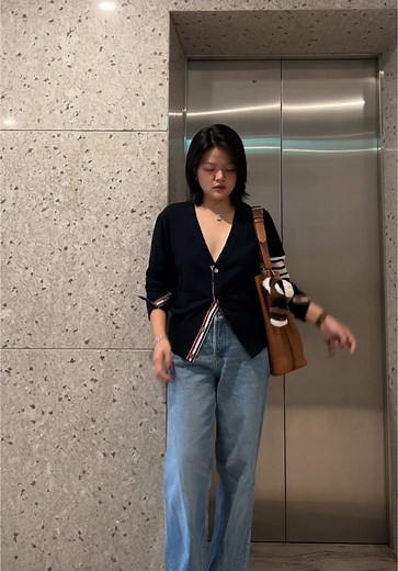 Cardigan vs jeans thì đúng là combo bất bại. #lynne #lynntt #outfit #outfitcheck #outfitinspo #ootd #outfitidea #cardigan #jeans #mixandmatch