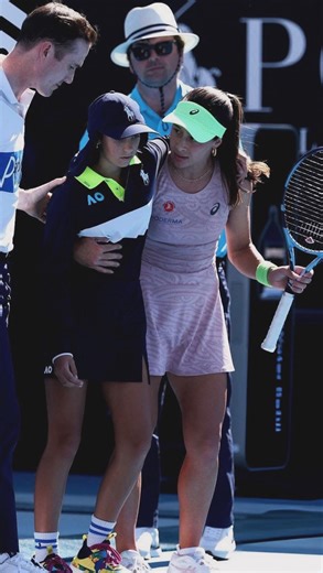 Türkiye Tenis Federasyonu on Instagram: "Zeynep Sönmez Avustralian Open’da maç esnasında sıcaktan fenalaşan top toplayıcı çocuğa yardım ediyor ❤️ Seninle gurur duyuyoruz @zeyneppsonmez ✨"