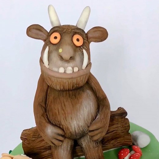 In this tutorial, we'll show you how to make a Gruffalo cake topper 😍 By: Nauty Little Treats | MetDaan Cakes