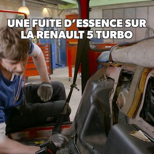 🚗 Quand Aurélien entre dans la Renault 5 Turbo, une odeur d’essence vient lui chatouiller les narines, une durite des réservoirs semble être cassée ! 📺 Wheeler Dealers France sur RMC Mecanic et sur RMC BFM PLAY ! https://bit.ly/3weWJ8P | RMC Mecanic