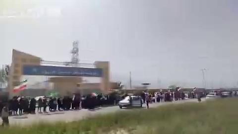WATCH: 🇮🇷🇺🇸 Iranians are forming human shields around the Kazeroun power plant amid fears of potential U.S. strikes if the IRGC does not reopen the Strait of Hormuz by tonight at 8 PM Eastern Time.