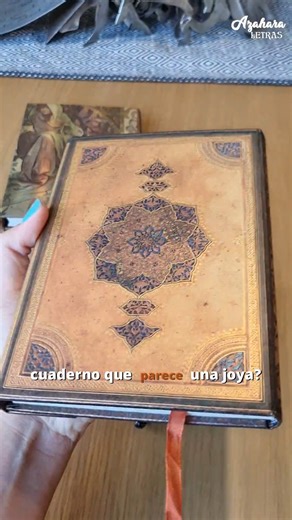 Azahara Caligrafía y Lettering on Instagram: "😍 Los CUADERNOS más BONITOS que he probado: son ARTE... ¡y no exagero! @paperblanks ✨ Hoy te enseño dos joyas para escribir: los cuadernos Paperblanks, en sus ediciones Safavid Binding Art y Mucha Collection (Winter Child) ✔ Papel premium para caligrafía o escritura diaria ✔ Pautado o liso, tú eliges ✔ Cosido Smyth: se abren planos y hasta 360° ✔ Incluyen marcapáginas y bolsillo interior #papeleríabonita #caligrafia #paperblanks #stationery #cuadern