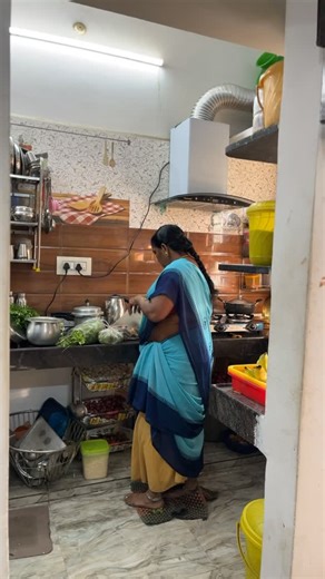 Amma Kai Pakkuvam on Instagram: "வெள்ளிக்கிழமை shopping போயி அள்ளிக்கிட்டு வந்துட்டாங்க அம்மா😱😱 #ammakaipakkuvam #youtuber #viral #villagelife #ammalove #treanding #villagecooking #ammacooking #recipes #karuvatukuzhambu #nonvegjokeshindi #shopping #villagelife #ownvoice #owncontant #unboxing #shopping #reelsitfeelsit #reelkarofeelkaro❤ #reelkarofeelkaro #reelitfeelit #reelitfeelit❤️❤️ #instagood #reelsinstagram #jewelsofinstagram #jewels"
