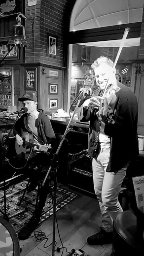 🇨🇿🎶🍺 LIVE MUSIC právě teď v Gabby’s Irish Pub! Dnes hrajeme od 20:00 do 23:00 – skvělá atmosféra, živá hudba a pivo jako má být 🍻🔥 Dorazte, je to paráda! 🤘 🇬🇧🎶🍺 LIVE MUSIC happening NOW at Gabby’s Irish Pub! Tonight from 8 PM to 11 PM – great atmosphere, live music and proper pub vibes 🍻🔥 Come and enjoy it! 🤘 #gabbysirishpub #livemusic #praguepub #praguetonight #pubvibes #goodmusic #pivonatoci #praguenightlife #kamvpraze #pubculture #beerlover #musicnight #partytime #zijeprague #pr