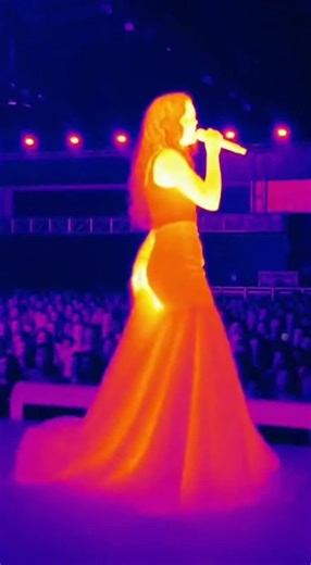 Mujer Cantando y Farting: Diversión Musical