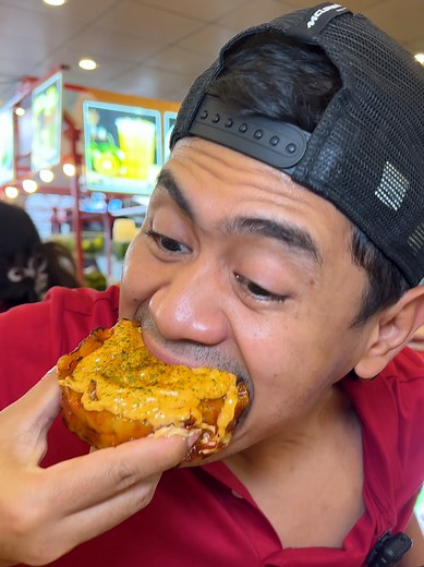Songkran vibes kulineran? Ini sih combo yang wajib banget kamu datengin! 🇹🇭🔥 Nikmatin serunya Songkran Food Festival dengan berbagai pilihan makanan lezat yang siap manjain lidah kamu 🤤🍜 Mulai dari street food sampai hidangan khas yang bikin nagih! Dan yang nggak kalah penting… Sekarang ada yang baru nih! 👀 🥤 BARU! Rasa Teh Terbaik Kini ada di Kemasan Kotak! ✔️ 100% Pucuk Teh Pilihan ✔️ Praktis, tinggal seruput! Cocok banget nemenin kamu kulineran biar makin segar sepanjang hari 💯 📍 Blo
