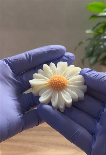 La mia prima margherita in cera di soia 🌼✨ #candele #soywax #aestetichvideo #fattoamano #foruyou