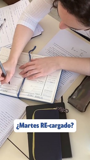 ¿Cómo son tus martes? REcargados 😁🔋o REEcargados 🪫🥵 No importa como sean hoy con Moni 📲 ¡Recargá tu celular desde mi aplicación! Con plata en cuenta o en una cuota sin interés. | Moni