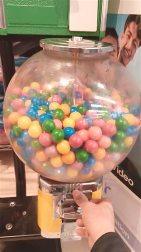 🌈🟡 AMAZING THREE CANDY RELEASE AT CUTE CANDY MACHINE GUMBALL DISPENSER 🔴 #shorts