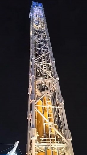 Wahnsinnig schnell dieser Drop Tower im Six Flags Qiddiya City 😱 Sirocco Tower ist mit 145 Meter der höchste Freefall Tower auf der Welt und ist größer als die höchste Pyramide in Ägypten und nur minimal kleiner als der Kölner Dom. Scirocco Tower wird am 31. Dezember 2025 im Six Flags Qiddiya City Nähe Riad Saudi Arabien eröffnet. 📷 Shafi Ullah & RHOGHIẾ16 gaminglangmalakas16 | Coaster Fans & News