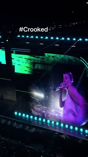 G Dragon biểu diễn 'Crooked' tại Mỹ Đình