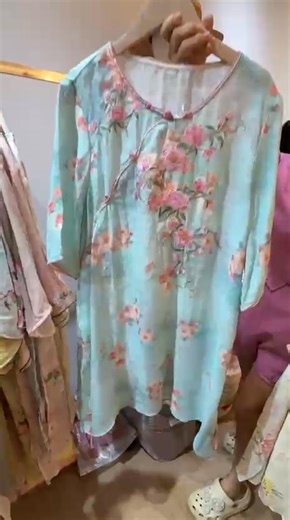 14K views · 105 reactions | 春日穿搭必备 精选竺麻面料＋3D立体刺绣，中式长版上衣，轻松显瘦又有气质 限量上架，错过可惜！ Ester https://wa.me/60122100747 Alice https://wa.me/60129549999 #sisterbyea #fblifestyle | Ester Ong | Facebook