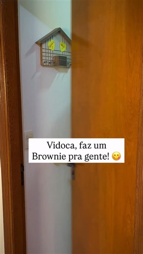 Brookie! 😍O casamento perfeito do brownie e do cookie 🍪 Pra quem não consegue escolher o favorito e não resiste a uma sobremesa! Ingredientes: Para o Cookie: 70g de manteiga sem sal 145g de farinha de trigo (sem fermento) 3g de bicarbonato de sódio 1g de sal 100g de açúcar Mascavo 50g de açúcar cristal 1 ovo (50g) 15g de essencial de baunilha 150g de gotas de chocolate (usei metade ao leite e metade branco) Bate bem os açúcares com a manteiga (pode ser na batedeira ou com fouet), até virar um 