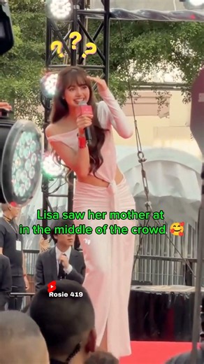 Finally, Lisa spotted her mother in the crowd 🥰🥰 #lisa #blackpink #shiseido