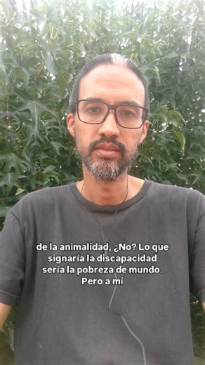 🌐 La discapacidad como pobreza del mundo A partir de la reflexión de Heidegger en “Los conceptos fundamentales de la metafísica” que caracteriza a la animalidad no-humana con la “pobreza DE mundo”, propongo pensar a la discapacidad como una “pobreza DEL mundo”. No debemos poner el acento en el quién o el qué, sino en el mundo especista, patriarcal, capacitista y capitalista que se vuelve hostil para quienes no cumplen con las normas establecidas. Es el mundo que artificialmente creamos el que i