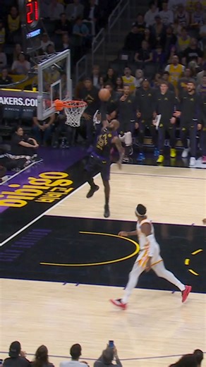 Marcus Smart tosses the long distance outlet pass to LeBron James for the EMPHATIC SLAM 🤯 ATL-LAL • NBA League Pass Tap to watch ➡️ https://www.nba.com/how-to-watch-game-redirect/0022500569?partnerRef=NBA&platform=Facebook&surface=Post | NBA