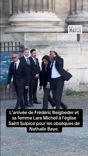 Les invités font leur arrivée à l’église Saint Sulpice pour les obsèques de Nathalie Baye