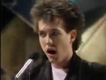 Dans l'album "Faith" paru il y a 45 ans, la basse fait figure d'instrument centralElle est même ici doublée dans cette quête vaine d'un retour à une enfance heureuseThe Cure - "Primary" (1981)