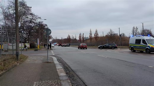 Zusehen ist ein Fustw der @Polizeisachsen auf Einsatzfahrt Patner: @Einsatzfahrten @Einsatzfahrten_Cottbus @Feuerwehr Oschatz Fahrten🚒🚨 @Einsatzfahrten_sdt hashtags: #aufrufe #blaulicht #dresden #polizei #dynamo