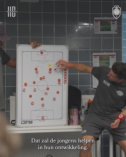 T1 van onze Young Reds, Sepp De Roover, nam voor het eerst plaats voor onze clubcamera. Ontdek zijn volledig interview nu! 🗣️📺 https://bit.ly/ITV_SeppDeRoover | Royal Antwerp F.C.