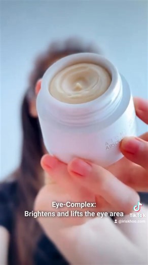 Achieve radiant, youthful skin without breaking the bank! ✨ The Atomy Absolute Set offers a comprehensive skincare routine featuring five essential steps: Tone, boost, nourish, protect, and revitalize. 1) The Toner preps your skin for optimal absorption. 2) The Ampoule delivers a concentrated boost of nutrients. 3) The Serum targets specific concerns. 4) The Lotion provides lasting hydration. 5) The Eye-Complex rejuvenates the delicate eye area. Get all the benefits of a high-end skincare routin