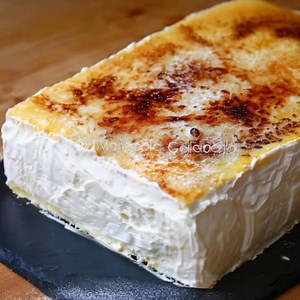 🍰✨ Pastel de Yema con Bizcocho Espumoso Capas suaves, crema blanca súper ligera y una yema tostada arriba que hace crack… 😍🔥 🧾 Ingredientes (molde 20×20 cm o 22 cm) ✅ Bizcocho esponjoso 6 huevos (a temperatura ambiente) 180 g azúcar 180 g harina de repostería 1 cdita vainilla o azúcar vainillado Ralladura de 1 limón 1 pizca de sal (Opcional: 1 cdita levadura si tu horno es flojito, pero no es obligatorio) ✅ Almíbar 250 ml agua 120 g azúcar (Opcional) 1 cda zumo de limón o 1 chorrito de vaini