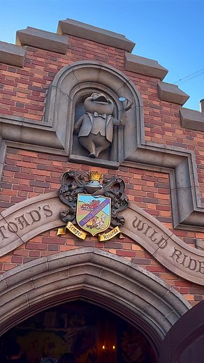 Mr. Toad’s Wild Ride | Disneyland 🏰🐸 Mr. Toad’s Wild Ride at Disneyland is a true Fantasyland classic and an absolute hoot! It’s delightfully chaotic from start to finish. You hop into your quaint motorcar and immediately embark on a madcap journey, careening through Mr. Toad’s mansion, crashing through walls, and causing general mayhem.🚗 The fun comes from the sheer, unpredictable silliness of it all. The turns are sharp, the scenes flash by quickly, and you’re constantly dodging obstacles a