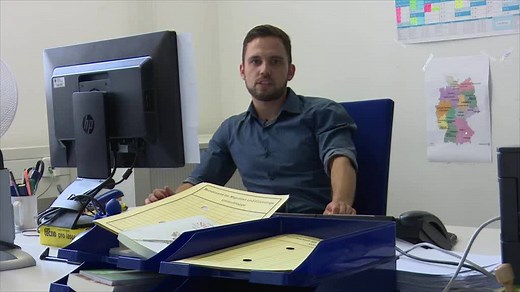 Warum machst du eine Ausbildung beim BAMF⁉️ Mit einer Kamera sind wir durch die Zentrale in Nürnberg gelaufen und haben bei unseren Azubis Anika 👱‍♀️ Dragan 🧑 Chantal 👩 und Tino 👦 nachgefragt! 🎬📽️ Bis zum 31. Oktober können Sie sich für eine Ausbildung im Bundesamt bewerben: http://bit.ly/1CFQyZe | Bundesamt für Migration und Flüchtlinge - BAMF