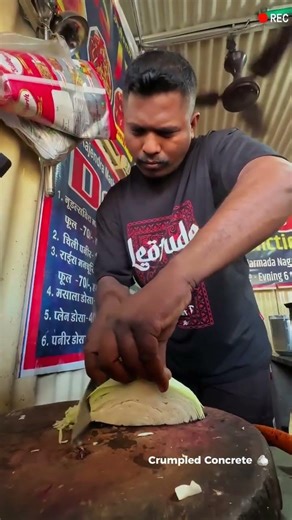 Een chef kok snijdt vakkundig kool in een straatrestaurant