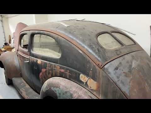 1940 Ford 2-Door Deluxe Sedan