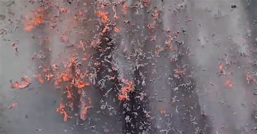 RAW VIDEO: Spectacular scenes as Hawaii's Kīlauea volcano enters most dramatic phase of 2025 eruption 2/2