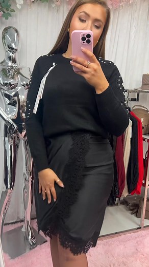 ✨ Elegancja, która robi robotę! ✨ Kochana, jeśli szukasz spódnicy, która łączy klasykę z kobiecym pazurem – ta czarna satynowa midi z koronkowym wykończeniem to absolutny must-have! 💎 Delikatna koronka pięknie podkreśla sylwetkę 💎 Satynowy materiał nadaje szyku i luksusowego looku 💎 Idealna na święta, randkę, imprezę, do pracy – wszędzie tam, gdzie chcesz wyglądać zjawiskowo 💎 Pięknie układa się na biodrach i daje efekt WOW | Królowa Plus Size