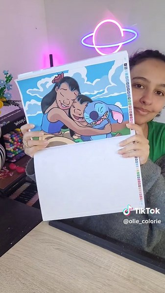 Petit nouveau dans le tome Famille de chez @Hachette Heroes 🥰 Ma fille a choisi Stitch et, j’avoue, je l’aime beaucoup 😍 Et vous, vous en pensez quoi ? @Alexandre Karam #coloriage #coloriagemystere #stitch #disney #liloandstitch