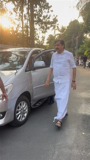 മോഹൻലാലിന്റെ അമ്മയെ അവസാനമായി കാണുവാൻ എത്തിയ കായിക മന്ത്രി