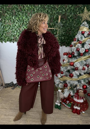 Súper look con una mezcla de novedades y rebajas💚⬇️ Abrigo rizo 82’90€ Blusa lazo transparente 28’90€🚨REBAJADA Pantalón culotte polipiel 🚨REBAJADO Bolso remaches círculos 58’90€ Pendiente corazón coral 12’70€ 💻 Pedidos por nuestra web: www.yerbabuenamoda.com 📲 Atención al cliente al 624628472 de L a V de 8:00 a 15:30h 📦 Envíos a toda España🚀 #yerbabuenamoda #abrigo #blusa #pantalon #rebajas