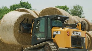 184 reactions · 11 shares | “The side door, it’s amazing… The safety of loading that feed wagon and loading bales on semis has made it a lot easier.” #JCBTestimonial #Teleskid #trackloader | JCB Agriculture | Facebook