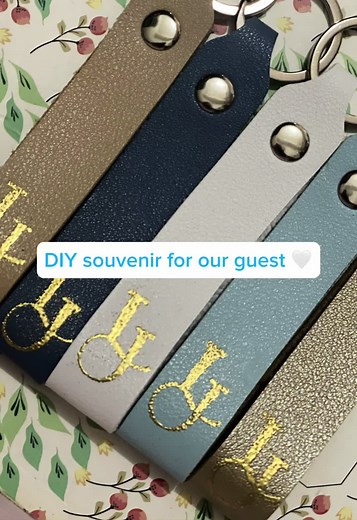 DIY Wedding Souvenir Keychain Ideas